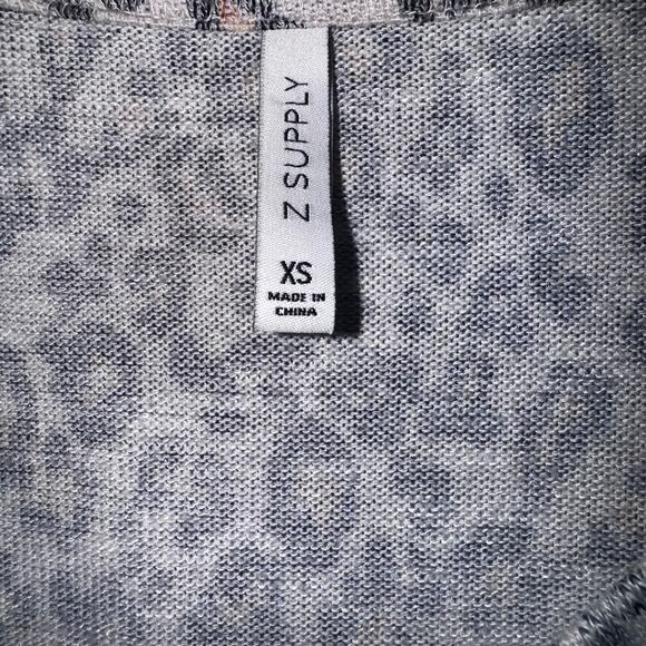 Z Supply XS Gray Brown Animal Print V-Neck Short Sleeve Top - Picture 4 of 4